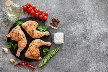 Taş arka planda ızgara tavuk bacağı, metin için boş alan