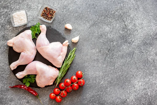 Top View Raw Chicken Legs Herbs Spices Wooden Board Free — Fotografia de Stock