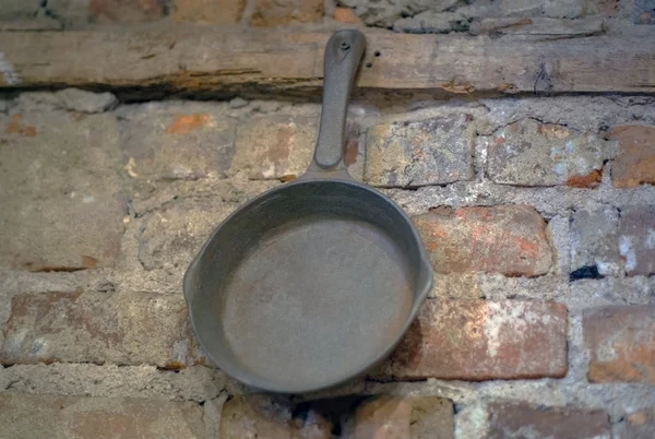 eski dökme demir tava.