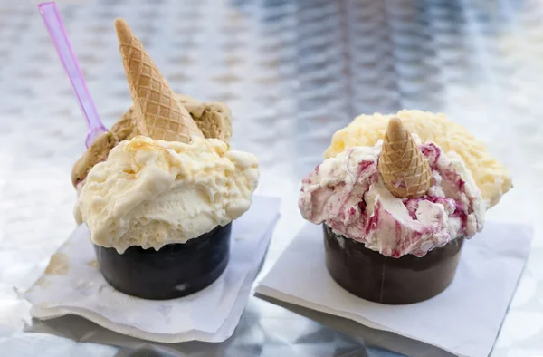 Dos porciones de helado sobre la mesa . Fotos de stock