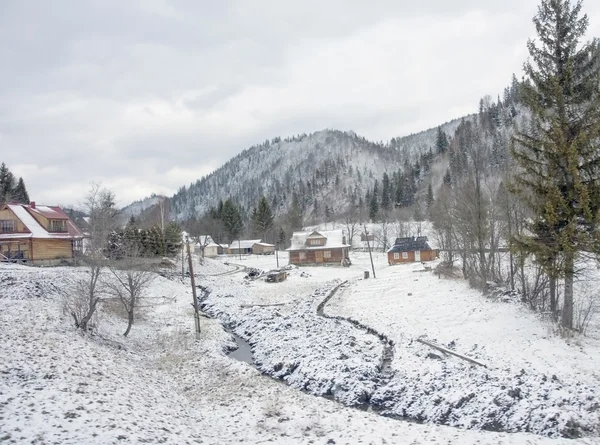 Inverno nel villaggio dei Carpazi . — Foto Stock