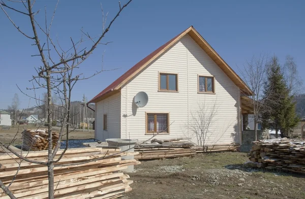 kırsal kesimde yeni ev.