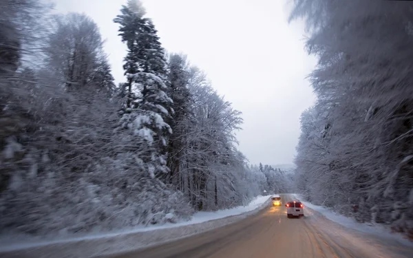 Guida invernale su strada di campagna . — Foto Stock