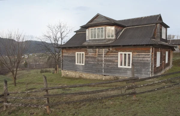 Houten huis op platteland. — Stockfoto