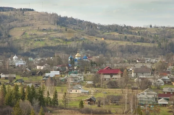 Village ukrainien dans la vallée des Carpates . — Photo