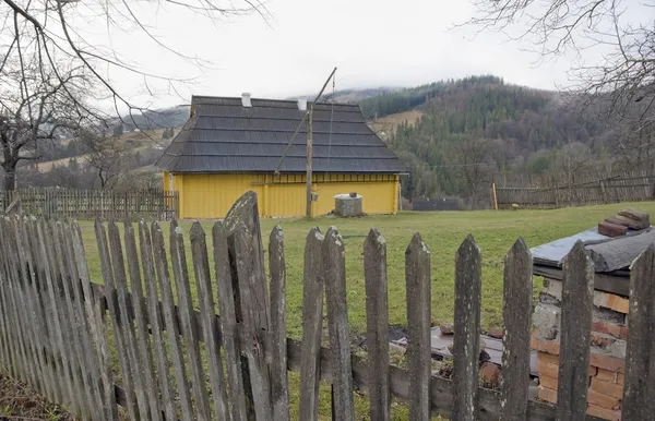 Gele huis in het land. — Stockfoto