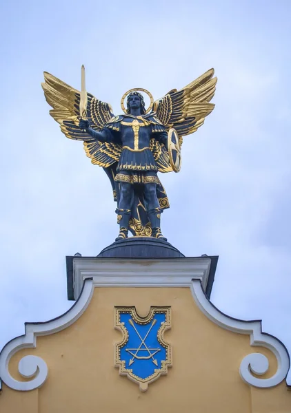 Rzeźba Michała Archanioła na maidan nezalezhnosti. — Zdjęcie stockowe
