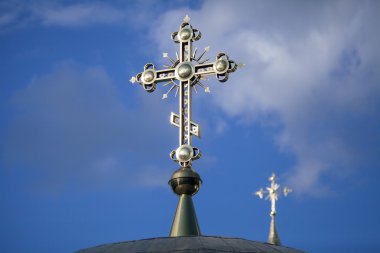 mağaralar Manastırı Kiev yaldızlı haçlar.