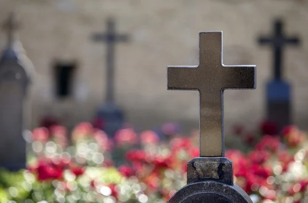 Гранитные кресты на могилах героев . — стоковое фото