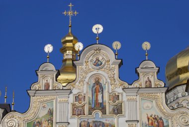 mağaralar Manastırı katedral binanın tepesinde.