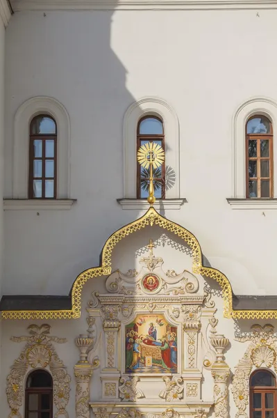 Architectonische details van ingang in de kerk. — Stockfoto