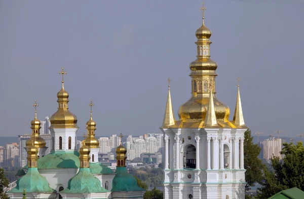 Cupolas of the church of the Nativity of the Virgin and Bell tower. — Stock Photo, Image