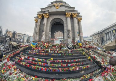 çiçekler ve mumlarla euromaidan kahramanları anısına