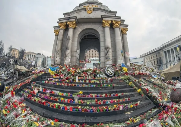 Bloemen en kaarsen in het geheugen van helden van euromaidan — Stockfoto