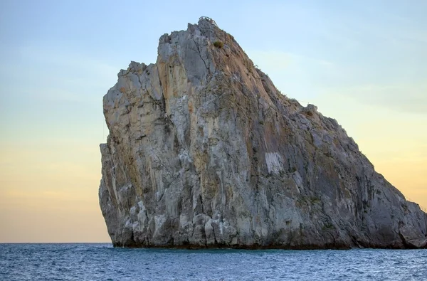 Gün batımında denizde kayalar. — Stok fotoğraf