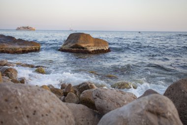bir gemi ile deniz manzarası.