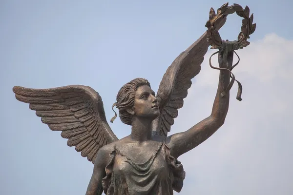 详细到胜利女神纪念碑耐克对着天空. — 图库照片