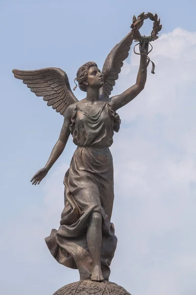 Monumento a la Diosa Nike contra el cielo . Fotos de stock