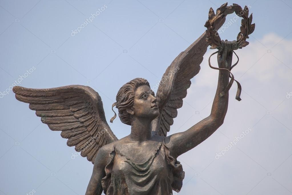 Detalle del monumento a la diosa de la victoria Nike contra el cielo Foto de stock 46631901 svetlanka7777