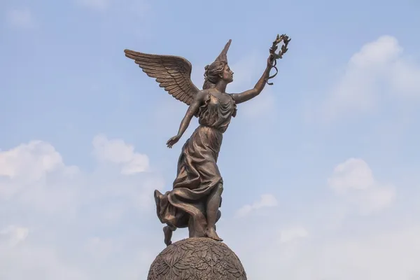 Goddess of victory Nike against the clouds and sky. — Stock Photo, Image