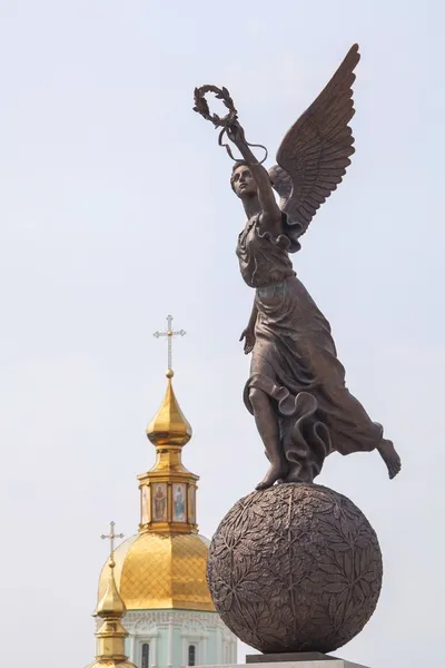 Monument to goddess Nike on sphere. — Stock Photo, Image