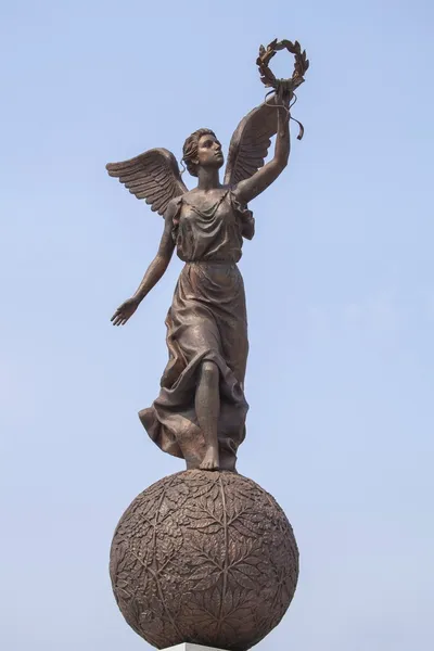 Monument to the Goddess of victory Nike on sphere. — Stock Photo, Image