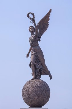 Zafer Tanrıçası nike küre üzerinde.