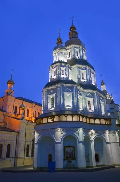 Kathedraal van de Heilige Maagd bescherming bij nacht. — Stockfoto