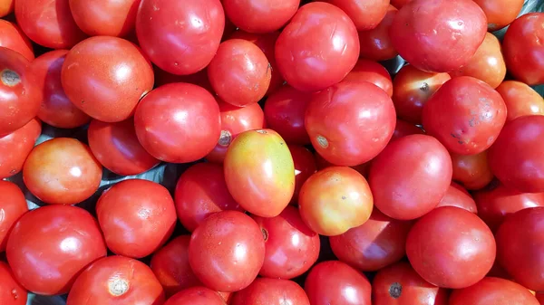 Grande Número Tomates Vermelhos São Colocados Nas Prateleiras Loja Departamento — Fotografia de Stock