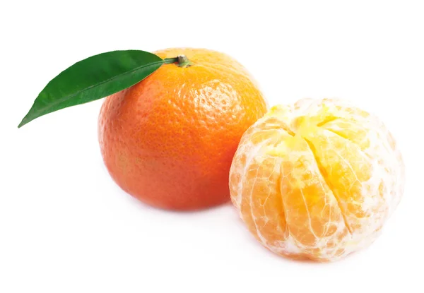 Rijp tangerine geïsoleerd. — Stockfoto
