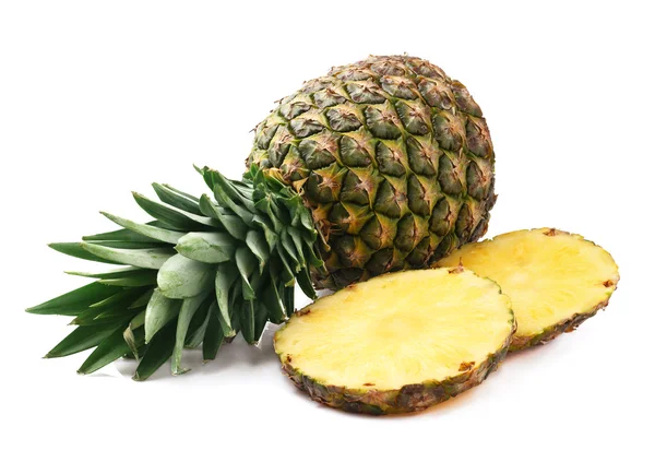 Rijpe ananas op wit. — Stockfoto