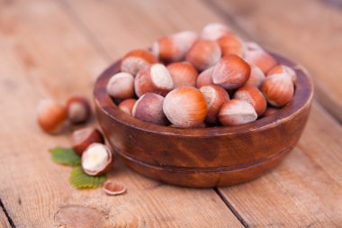 Tahta bir masada fındık.