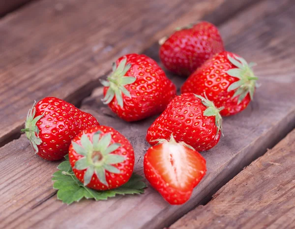 Rijpe aardbeien op een tafel — Stockfoto