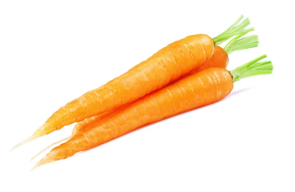 Спелые морковки изолированы на белом — стоковое фото