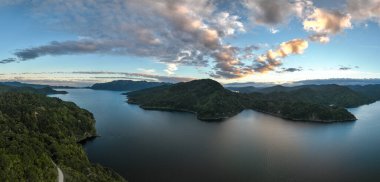 Waikaremoana Gölü 'nün panoramik manzarası. Hawke Körfezi Bölgesi, Yeni Zelanda.