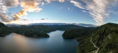 Gün batımında Waikaremoana Gölü 'nün panoramik manzarası. Yeni Zelanda, Hawke Körfezi. Hava görünümü