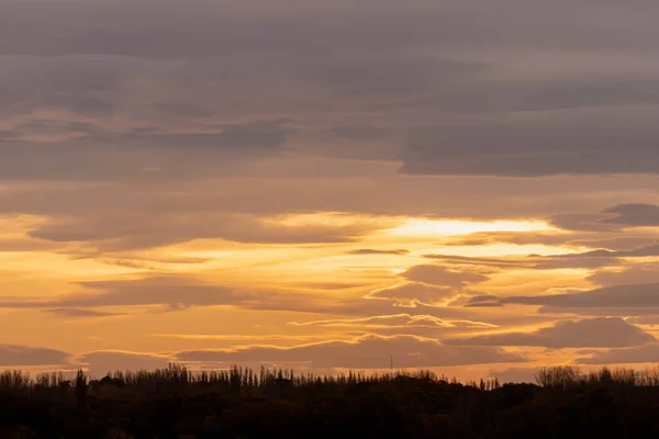 Bulutlu Bir Günde Altın Saat Boyunca Bulutlu Bir Gün Batımının — Stok fotoğraf
