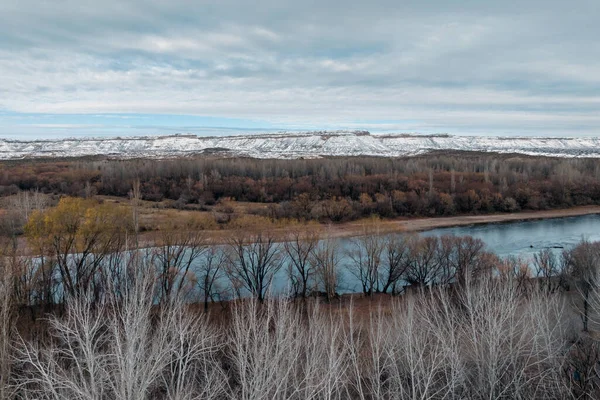 Rio Negro 'lu Alto Valle' nin kayalıklarında inanılmaz kar yağışı var. Patagonya, Arjantin
