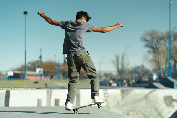Λατινοαμερικάνος Σκέιτερ Αγόρι Κάνει Τέχνασμα Στο Προφίλ Στο Πάρκο Skate — Φωτογραφία Αρχείου