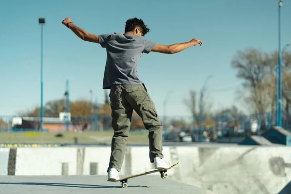 Latijns Amerikaanse Skater Jongen Doet Truc Profiel Het Skate Park — Stockfoto