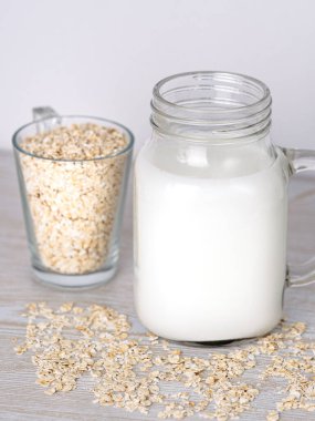 Taze ev yapımı yulaf sütü. Kapatın. Laktozsuz ve vejetaryen konsepti