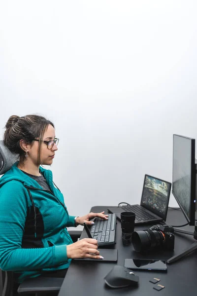 Woman Photographer Working Her Desk Editing Processing Vertical Photo — Stock Photo, Image