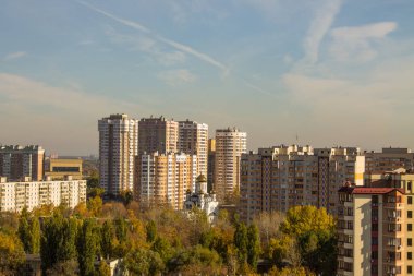 Şehir manzarası - Rusya, Reutov 'da güneşli bir günde modern çok katlı binaların ve renkli sonbahar ağaçlarının panoramik manzarası.