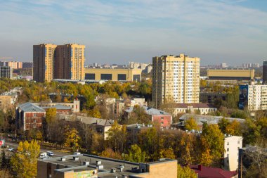 Şehir manzarası - Rusya, Reutov 'da güneşli bir günde modern çok katlı binaların ve renkli sonbahar ağaçlarının panoramik manzarası.