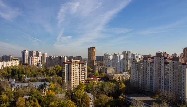 Cityscape Панорамний Вид Сучасних Багатоповерхових Будинків Барвистих Осінніх Дерев Сонячний — стокове фото