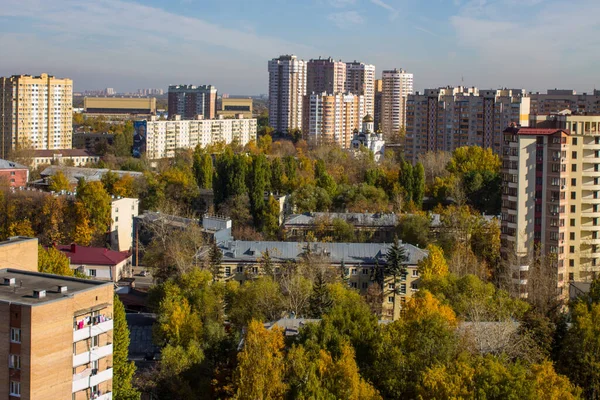 Városkép Panorámás Kilátás Modern Többszintes Épületekre Színes Őszi Fákra Egy — Stock Fotó