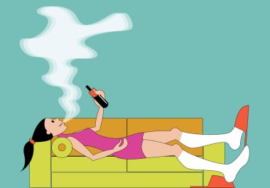 Vektör grafikleri - genç güzel bir kadın kanepede uzanıyor, elektronik bir sigara içiyor ve kopyalamak için ağzından ve alanından beyaz buhar çıkarıyor. Kavram - sağlıksız yaşam tarzı