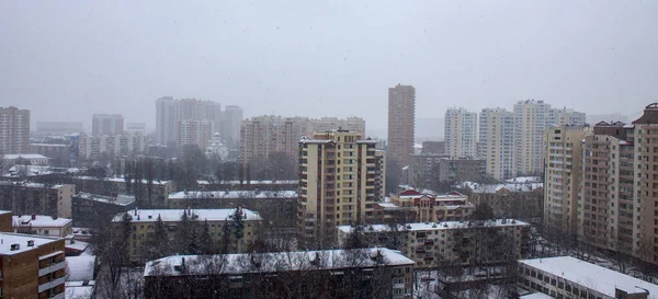 Панорама Вулиці Сучасними Багатоповерховими Будинками Засніженими Дахами Похмурий Зимовий День — стокове фото