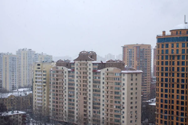 Panoramiczny Widok Górną Ulicę Miasta Nowoczesnymi Wielopoziomowymi Budynkami Pokrytymi Śniegiem — Zdjęcie stockowe