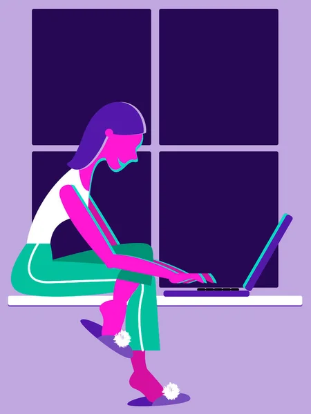若い女性がTシャツ ショートパンツ スリッパで窓辺に座り 夕方にはノートパソコンで仕事をしています 自宅での概念リモート作業 — ストックベクタ